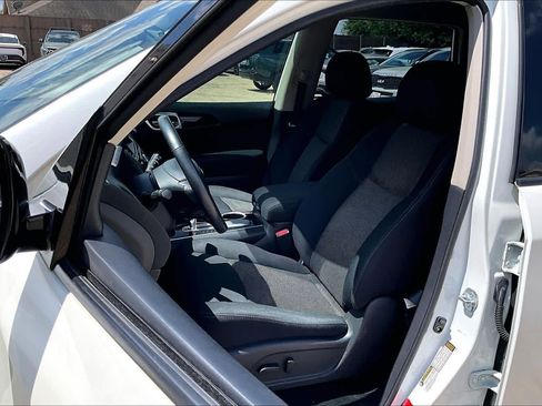 Used 2017 Nissan Pathfinder SV image 8