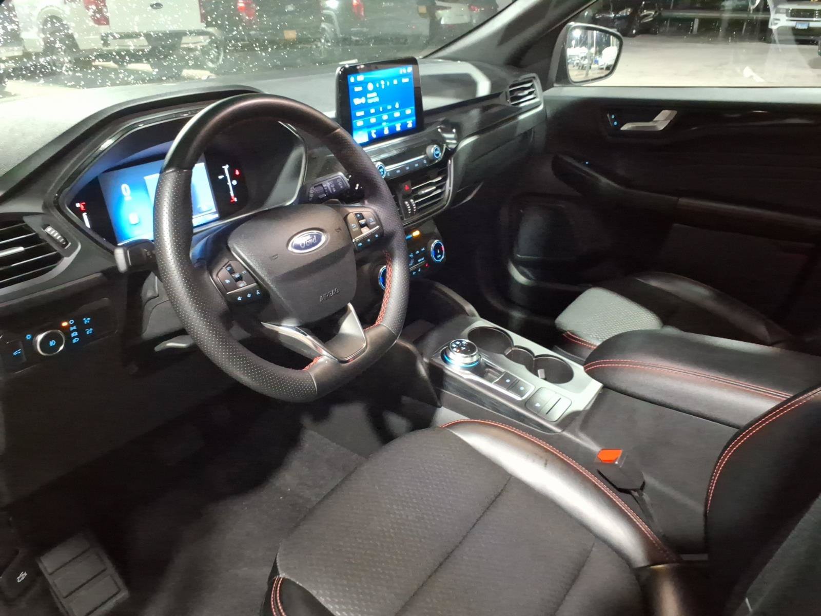 Certified 2025 Ford Escape ST-Line Select AWD/4WD image 10