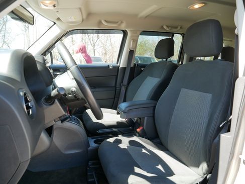 Used 2017 Jeep Patriot Latitude AWD/4WD image 34