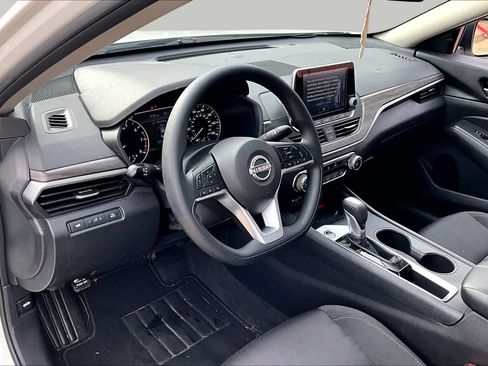Used 2025 Nissan Altima 2.5 SV FWD image 16