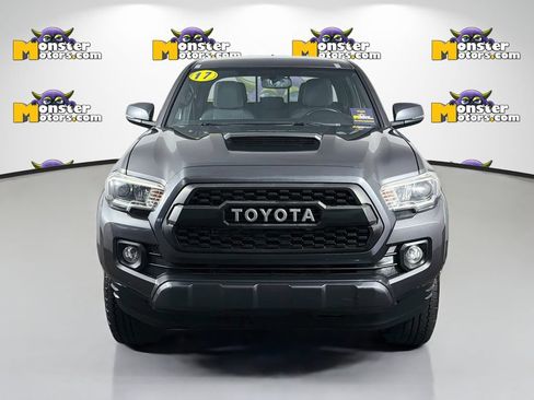 Used 2017 Toyota Tacoma TRD Sport AWD/4WD image 2
