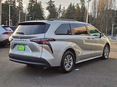 Certified 2024 Toyota Sienna XLE image 7