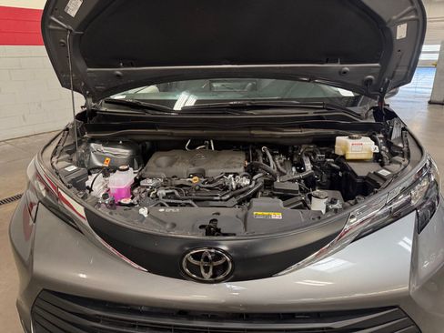 Used 2026 Toyota Sienna XLE FWD image 21