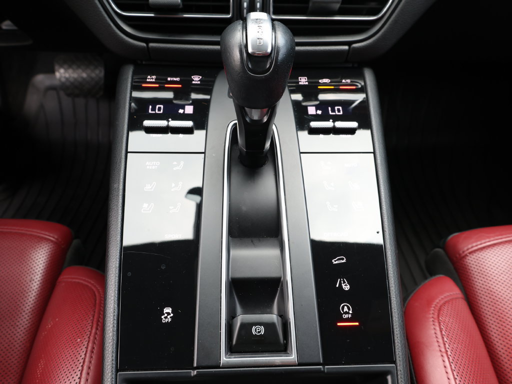 Used 2023 Porsche Macan Turbo AWD/4WD image 27