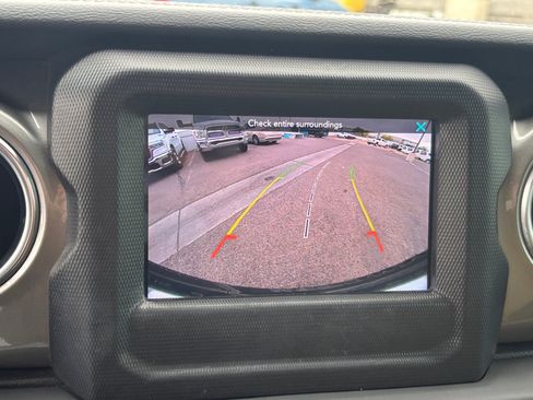 Used 2018 Jeep Wrangler Unlimited Sahara image 23