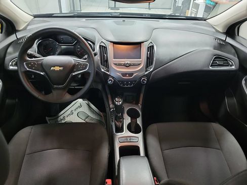 Used 2017 Chevrolet Cruze LT FWD image 3