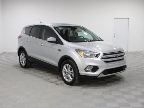 Used 2019 Ford Escape SE FWD image 1