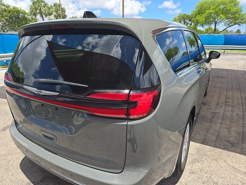 Used 2023 Chrysler Pacifica Touring-L FWD image 6