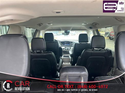 Used 2023 Chrysler Pacifica Touring-L FWD image 10