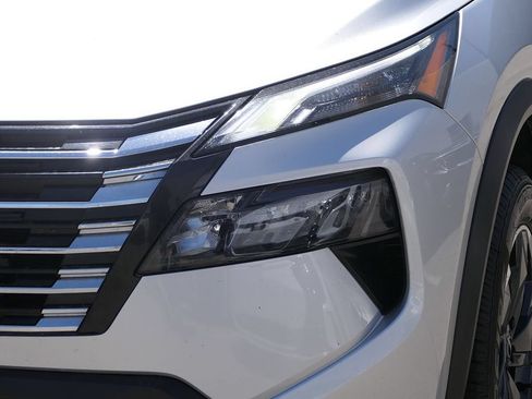 Used 2024 Nissan Rogue SV FWD image 9