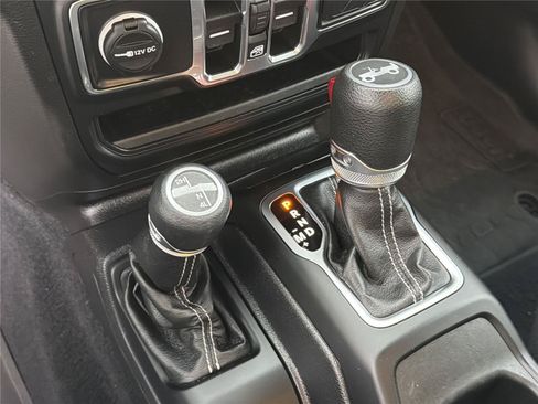 Used 2019 Jeep Wrangler Unlimited Sahara AWD/4WD image 32