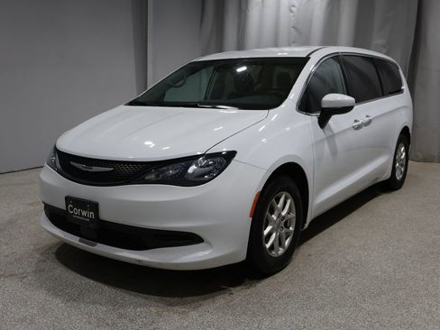 Used 2023 Chrysler Voyager LX image 6