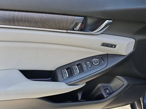Used 2019 Honda Accord Touring image 11