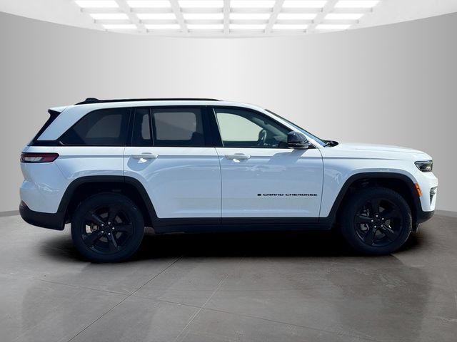 Certified 2024 Jeep Grand Cherokee Limited w/ Black Appearance Package AWD/4WD image 8