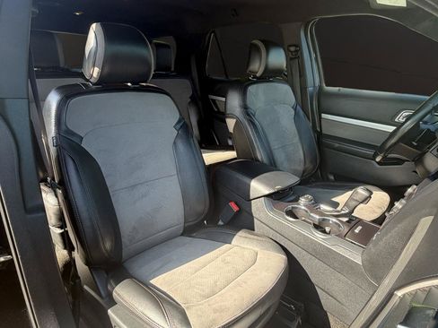 Used 2017 Ford Explorer XLT w/ Equipment Group 202A AWD/4WD image 17