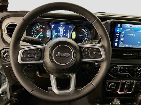 Used 2025 Jeep Wrangler Sahara image 18