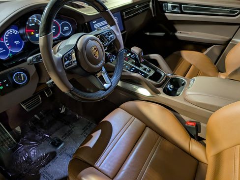 Certified 2022 Porsche Cayenne Turbo AWD/4WD image 5
