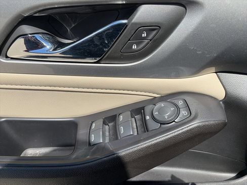 Used 2022 Chevrolet Traverse LS FWD image 23