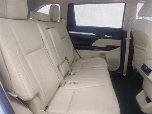 Used 2019 Toyota Highlander XLE AWD/4WD image 24