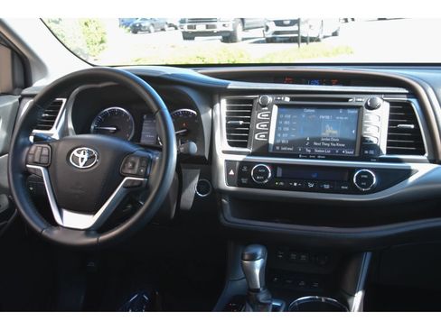 Used 2019 Toyota Highlander XLE AWD/4WD image 19