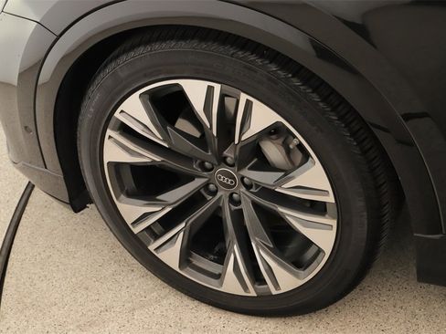 Certified 2025 Audi Q8 Prestige w/ Prestige Package image 32