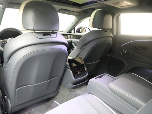 Certified 2025 Bentley Flying Spur Plug-In Hybrid image 18