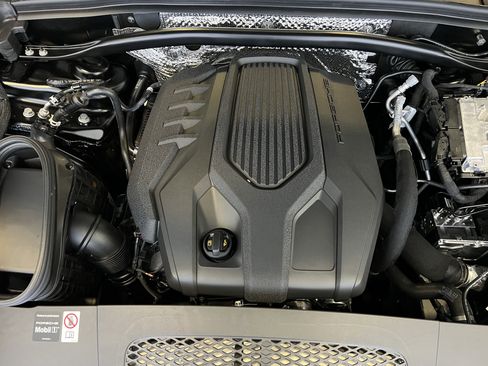 Used 2025 Porsche Macan image 27