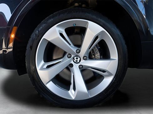 Used 2017 Bentley Bentayga image 28