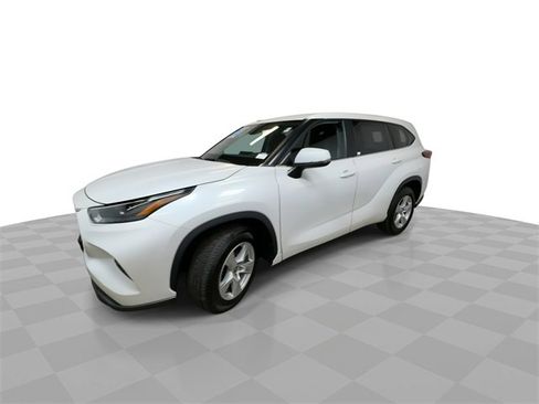 Used 2023 Toyota Highlander LE image 4