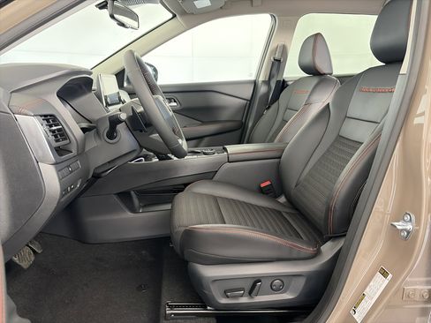 Used 2025 Nissan Rogue SV w/ Rock Creek Premium Package image 6