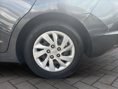 Used 2020 Hyundai Elantra SE FWD image 23