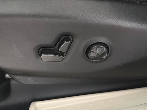 Used 2023 Chrysler Pacifica Touring-L FWD image 6