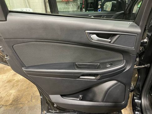 Used 2018 Ford Edge SE image 18
