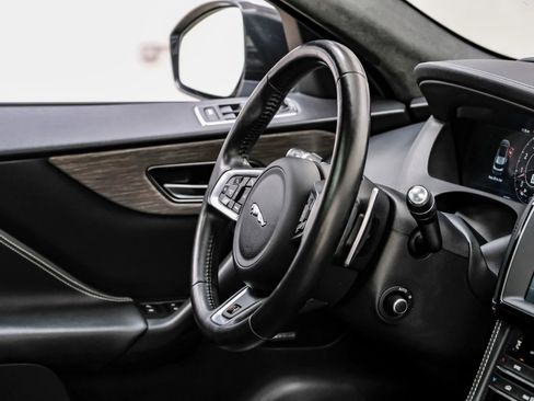 Used 2019 Jaguar F-PACE S image 16