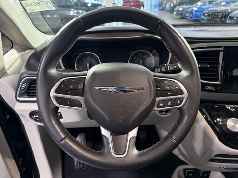 Used 2018 Chrysler Pacifica Touring-L Plus w/ Advanced Safetytec Group FWD image 26
