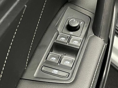 Used 2023 Volkswagen Tiguan SE w/ Panoramic Sunroof Package FWD image 15