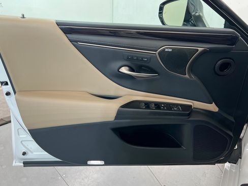 Used 2021 Lexus ES 300h w/ Accessory Package FWD image 15