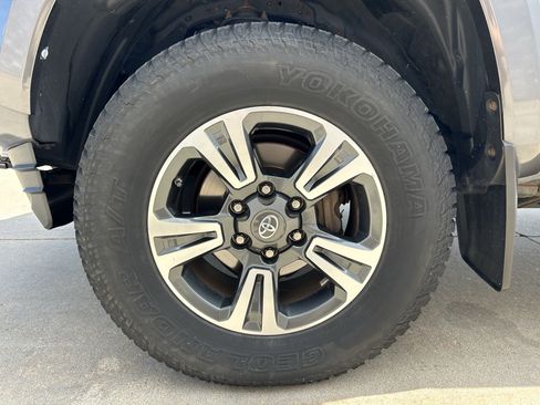 Used 2019 Toyota Tacoma TRD Sport AWD/4WD image 12