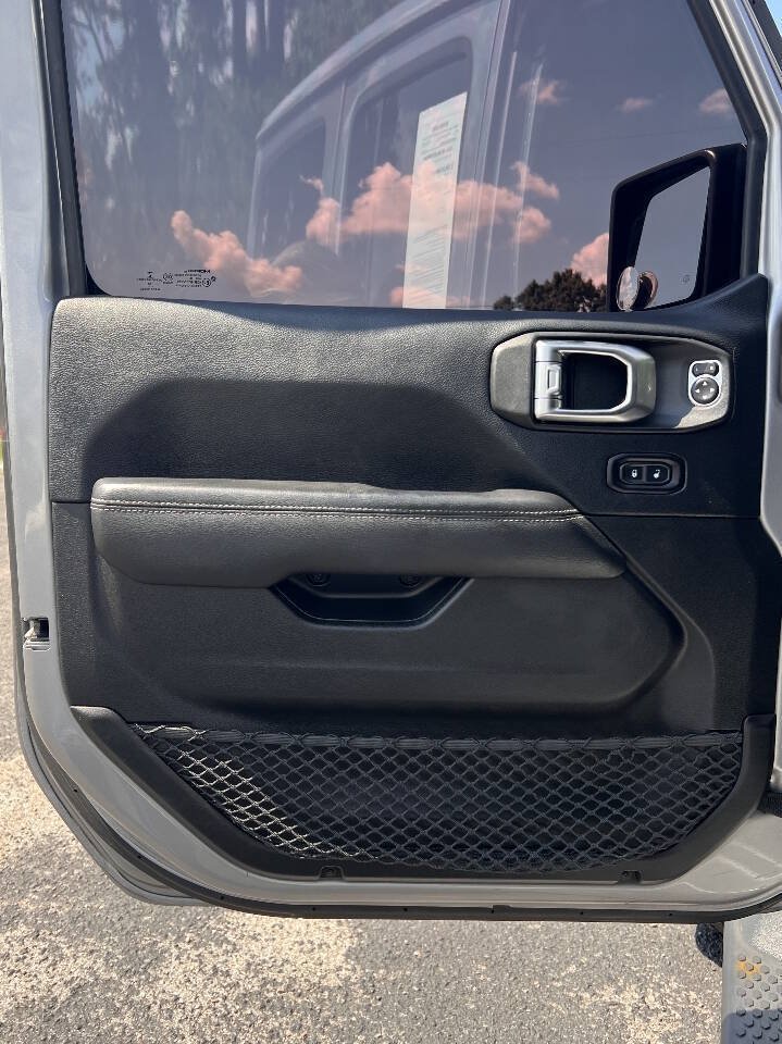 Used 2018 Jeep Wrangler Unlimited Sahara AWD/4WD image 12