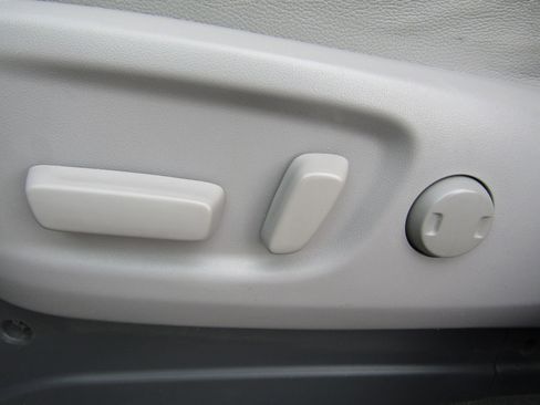 Used 2015 Toyota Sienna XLE w/ XLE Navigation Package image 21