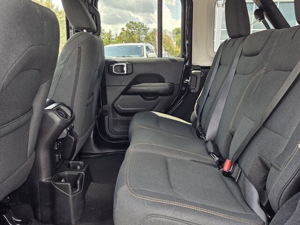 Used 2026 Jeep Wrangler Unlimited Sahara AWD/4WD image 4