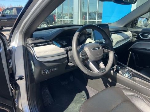 Used 2025 Jeep Compass Limited image 18