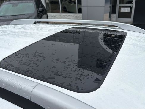 Used 2021 Hyundai Venue SEL w/ Premium Package FWD image 5