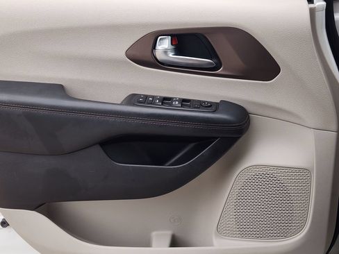 Used 2019 Chrysler Pacifica Touring-L w/ Advanced Safetytec Group FWD image 18