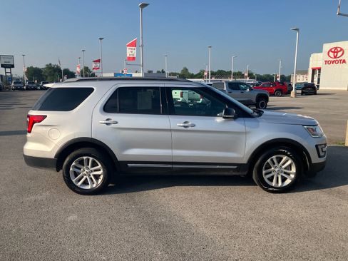 Used 2017 Ford Explorer XLT FWD image 8