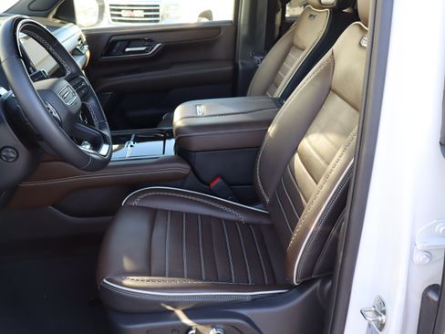 Used 2025 GMC Yukon Denali Ultimate AWD/4WD image 17