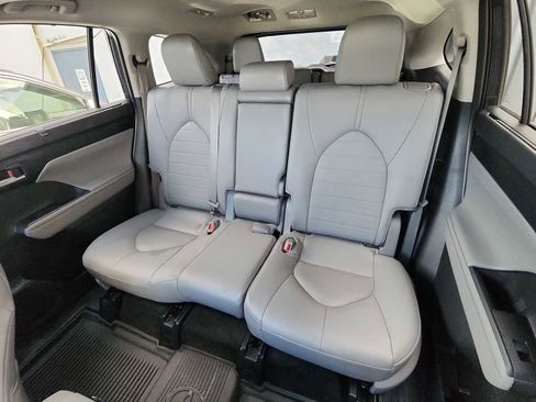Used 2025 Toyota Highlander XLE image 23