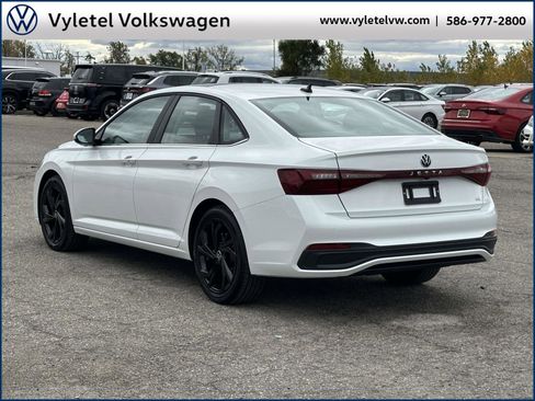 Certified 2025 Volkswagen Jetta SE w/ Sunroof Package image 4