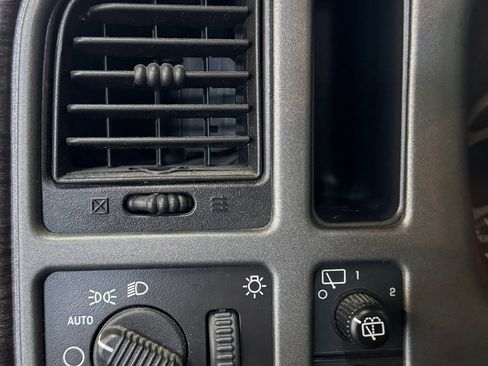 Used 2004 GMC Yukon XL Denali image 15