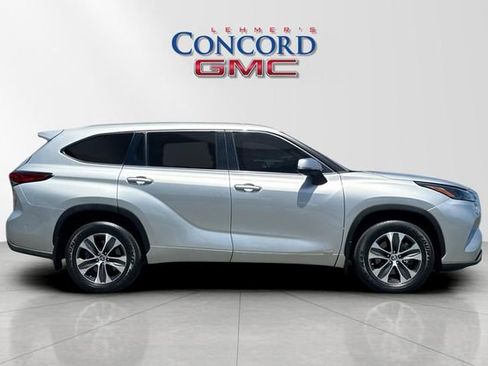 Used 2022 Toyota Highlander XLE AWD/4WD image 3